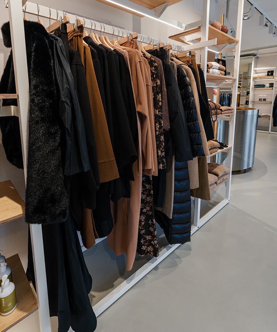 Aktuelle Damen- undAbbigliamento donna e uomo attualerenbekleidung